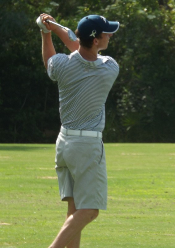 Taylor Hancock warms up at UNF golf complex before departing for Atlanta. (Photo credit: Andrew Nichols)
