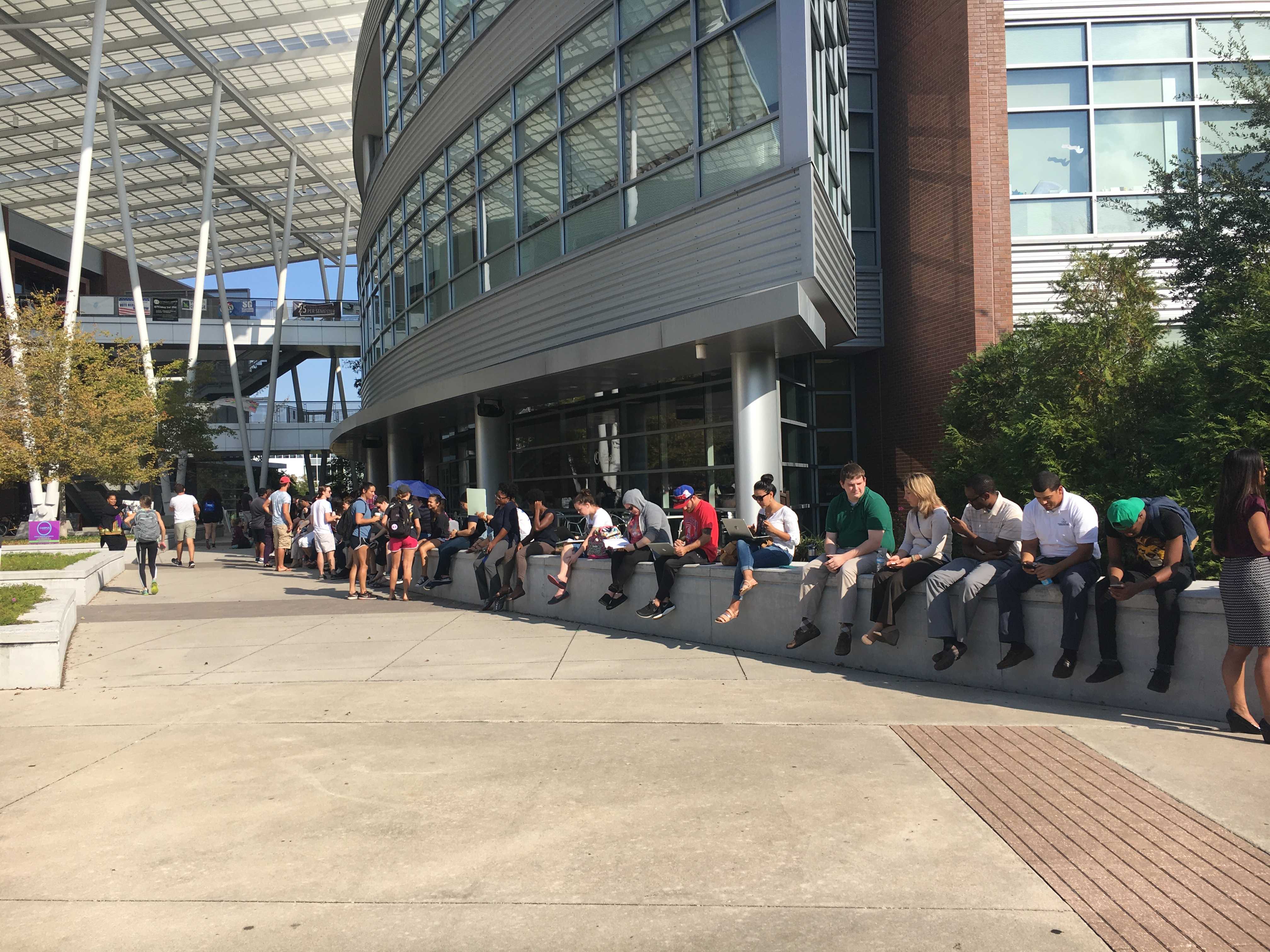 UNF Spinnaker : Over 1,000 students line up to get tickets for Obama