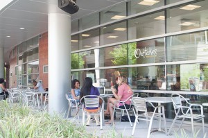 Seniors Devin Williamson, Danielle Fruithandler, Shecovia Grimes, and Sasha Lindsay do some light schoolwork outside the Student Union. Photo by Jamie Barrett