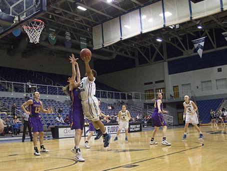 Women’s basketball moves to 1-4 in conference play