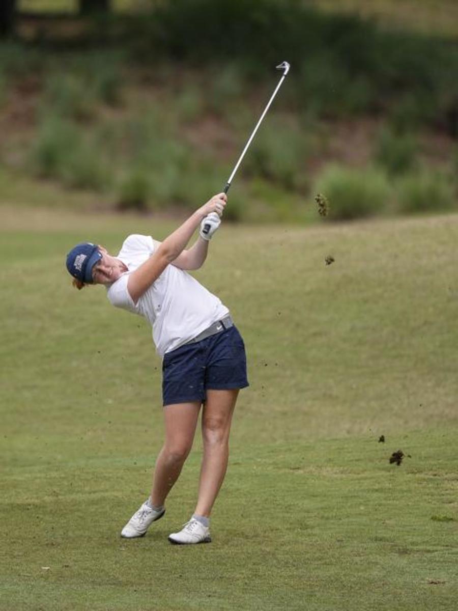 UNF junior Mary Dawson finished tied for second with a score of 221.
Photo courtesy ASunPhoto.com