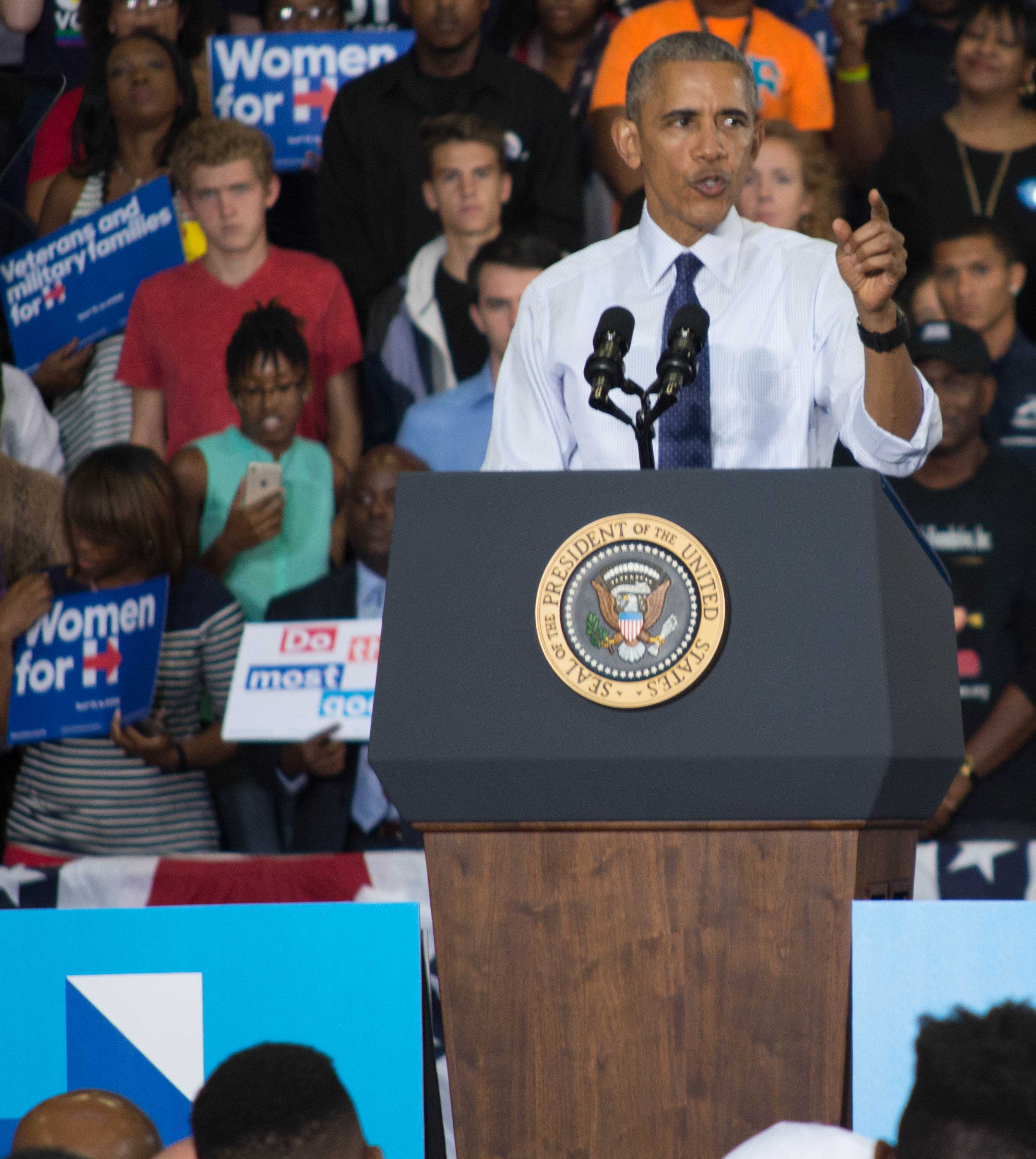 First president to visit UNF swoops, speaks for Clinton campaign