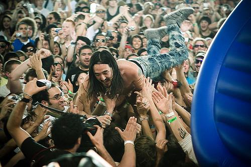 EXCLUSIVE: How to make a Steve Aoki cake, straight from Steve Aokis people