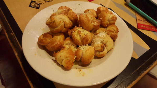 An order of garlic knots with a sprinkle of parmesan cheese and a side of marinara sauce is a fulfilling way to begin a night out. Photo by Courtney Stringfellow. 