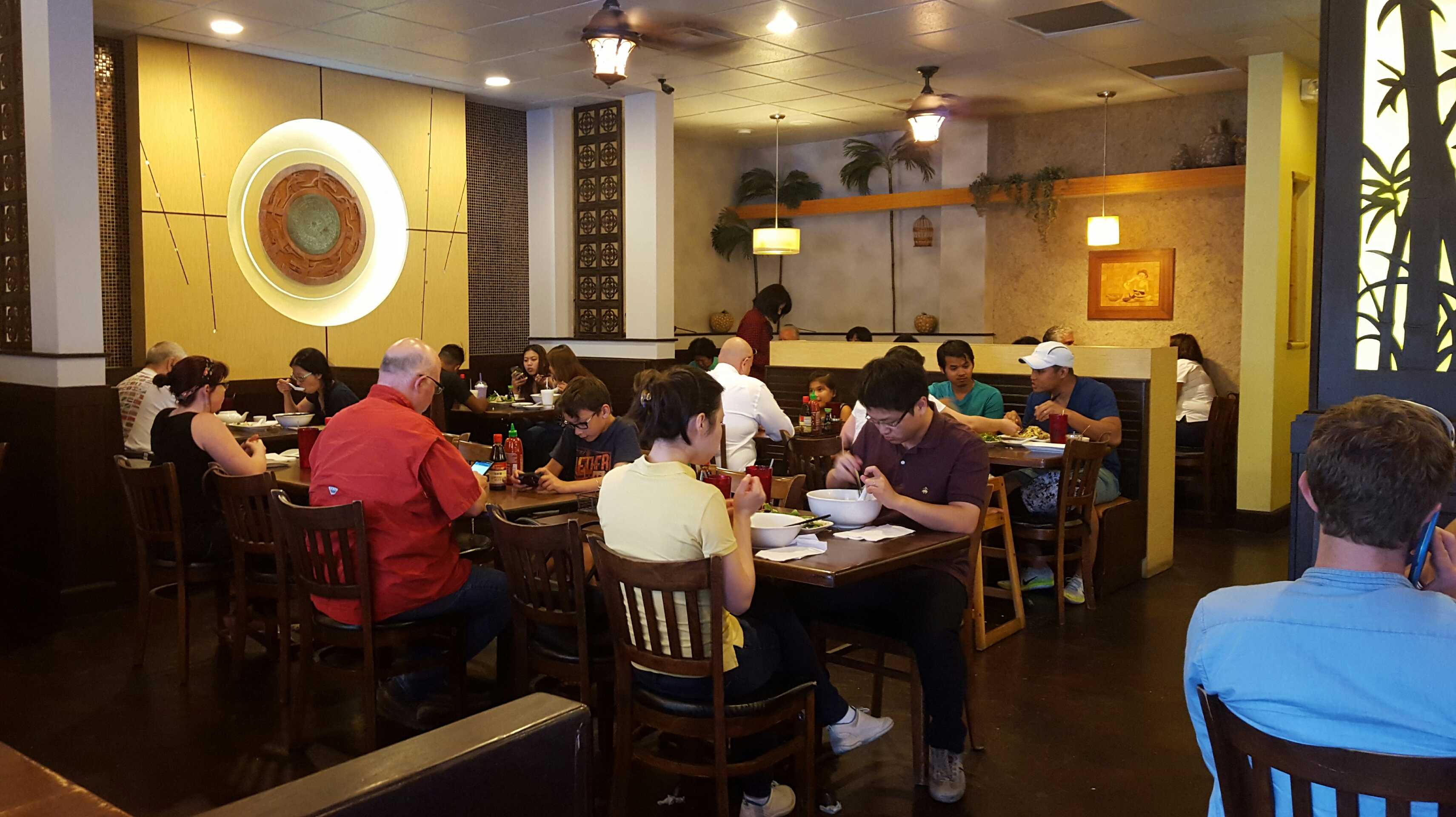 Locals enjoy Vietnamese cuisine in the comfort of a neighborhood restaurant. Photo by Courtney Stringfellow