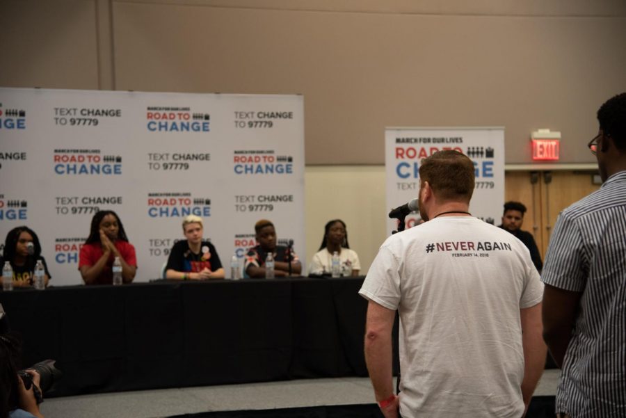 An MSD alumni asks a question to the panel.