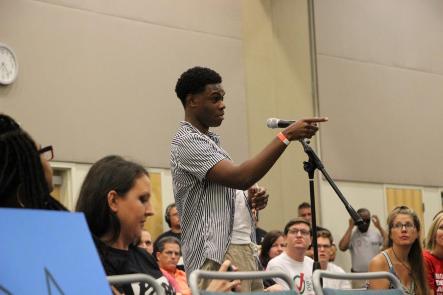 Asking a question to the panelists about the future of gun safety. 