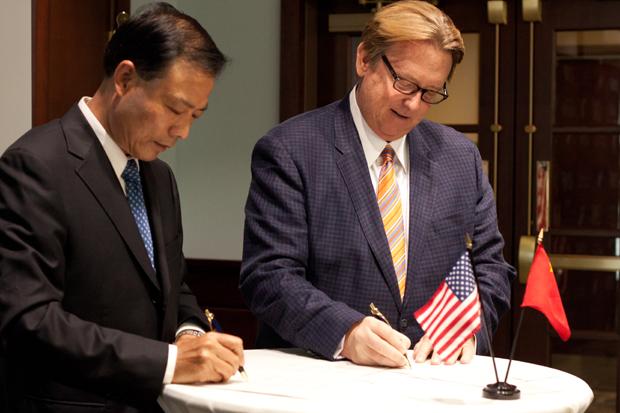 President John Delaney and Jianxiang Zhang, Shaanxi Normal University’s Vice Director of International Programs, signed the agreement that will send students between the schools to study abroad. 
Photo by Joshua Brangenberg