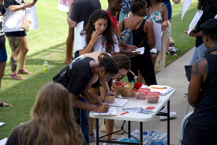 Attendees signing up for SDS.