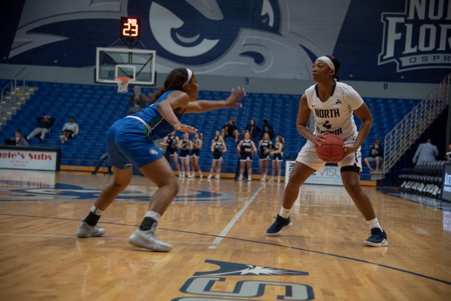 Junior Adrienne Jackson scans the floor