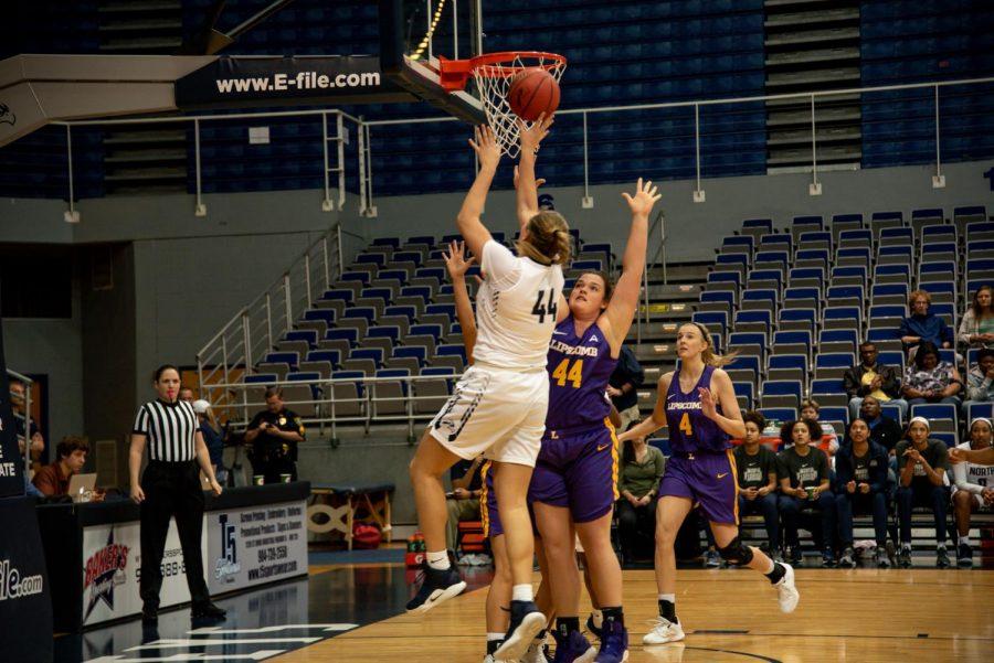 Women's basketball #44 jump shot