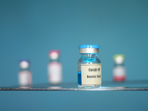 Covid-19 (SARS-CoV-2) vaccine booster dose. Photo by Parang Mehta/Unsplash.