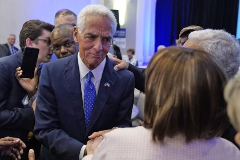 Charlie Crist shakes hands with supporters