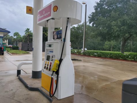 A "out of order" bag covers a Shell gas pump