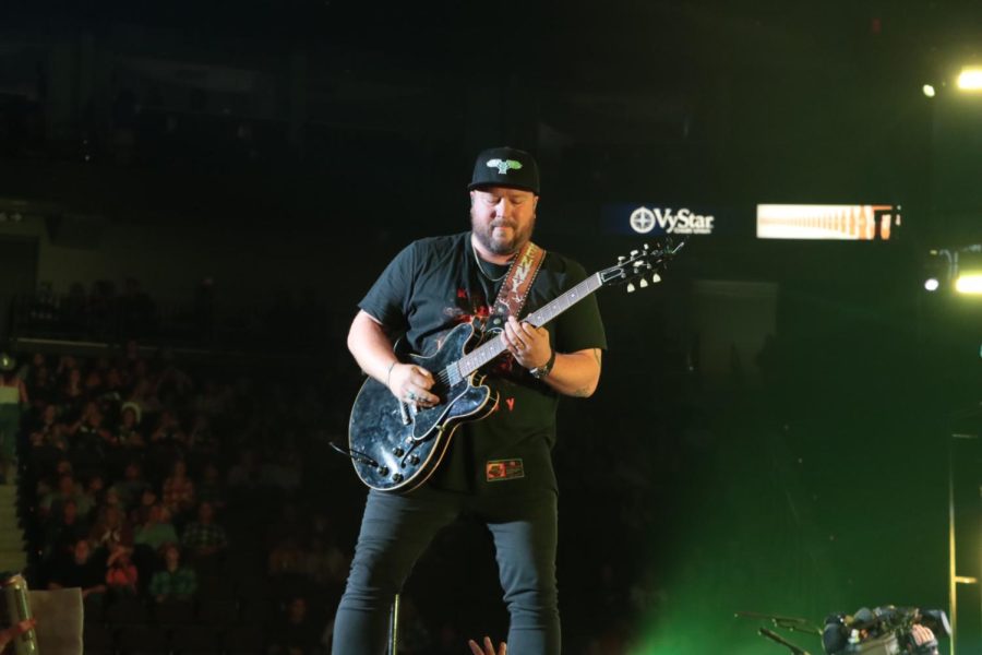 Mitchell Tenpenny sings and plays the guitar