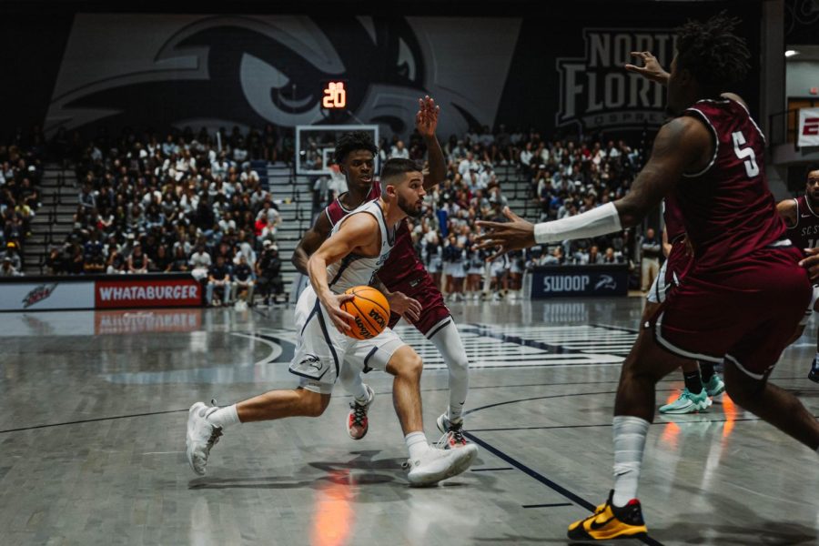 Placer drives towards the rim with defenders in pursuit