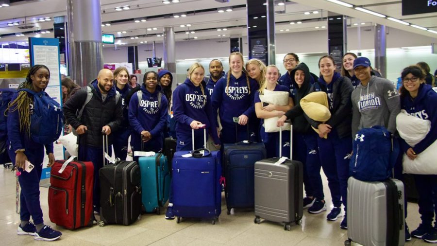 UNFs women basketball team at the airport
