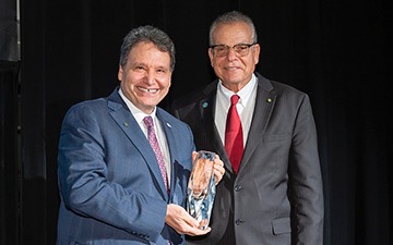 UNF President Limayem receiving Sentinel Award from Dr. Paul Sanberg at NAI's 12th annual meeting. Mark Skalny (c)2023