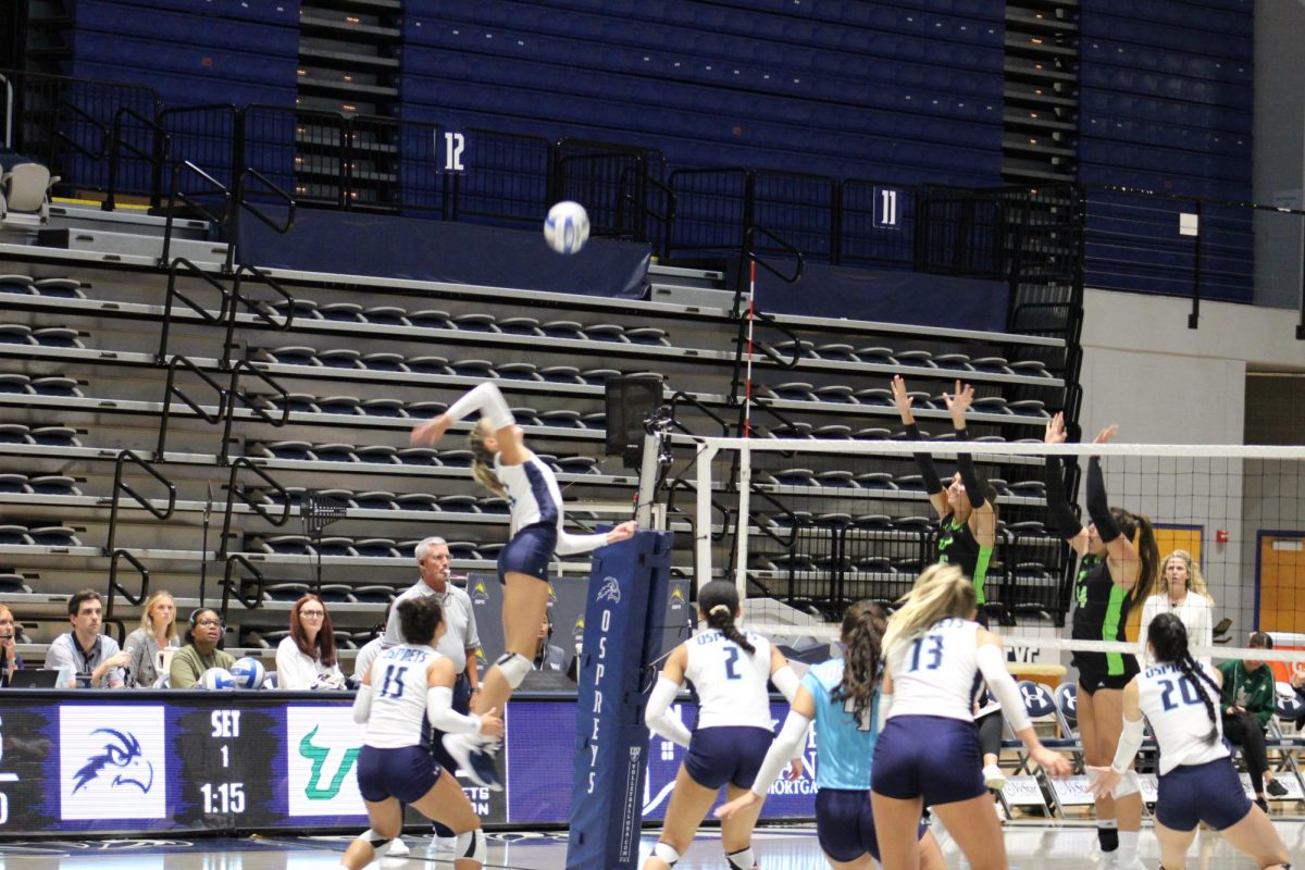 Volleyball unable to capitalize, falls to USF at the Nest