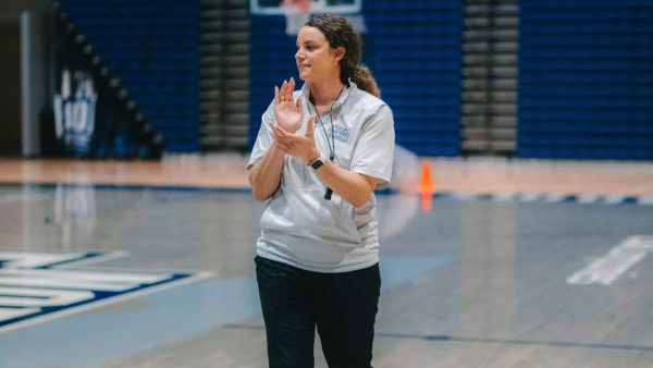 UNF head women's basketball coach clapping during practice.